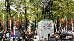 Rzeszów, 11.11.2019. Uroczystość odsłonięcia pomnika Józefa Piłsudskiego w Rzeszowie, 11 bm. Autorem 8-metrowego monumentu: marszałka siedzącego na koniu jest krakowski artysta Władysław Dudek. Fot. PAP/D. Delmanowicz