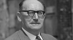 Warszawa, 07.1971 r. Stefan Wiechecki (1896–1979), pseud. Wiech, pisarz, dziennikarz. Współpracownik wielu pism warszawskich, autor popularnych felietonów i humoresek. Znawca gwary warszawskiej, bystry obserwator mentalności i sposobu bycia mieszkańców stolicy. Fot. PAP/CAF/E. Uchymiak