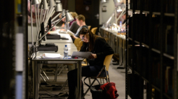 Warszawa, 20.01.2015. W nocy 20 bm. w Bibliotece Uniwersytetu Warszawskiego trwają przygotowania do zbliżającej się sesji egzaminacyjnej. W tym gorącym dla studentów czasie BUW wydłuża godziny swojej działalności i umożliwia studentom nocne korzystanie z biblioteki. Fot. PAP/J. Kamiński