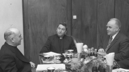 Warszawa 1977. Spotkanie przewodniczącego delegacji Watykanu do stałych kontaktów roboczych z PRL biskupa Luigi Poggi (L) z ministrem-kierownikiem Urzędu do Spraw Wyznań Kazimierzem Kąkolem (P) w siedzibie urzędu. Centralnie ksiądz Józef Kowalczyk. mta PAP/Andrzej Kossobudzki Orłowski Dokładny miesiąc i dzień wydarzenia nieustalone. Fot. PAP/A. Kossobudzki-Orłowski 