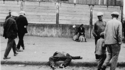 Ulica w Charkowie, 1932 r. Przechodnie mijają zmarłych z głodu ludzi. Źródło: Wikipedia Commons