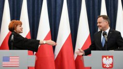 Warszawa, 06.11.2019. Prezydent Andrzej Duda (P) i ambasador Stanów Zjednoczonych w Polsce Georgette Mosbacher (L) podczas wspólnego wystąpienia, 6 bm. w Pałacu Prezydenckim w Warszawie. Na konferencji ogłoszono, że 6 bm. w Waszyngtonie zostanie ogłoszony oficjalny komunikat o tym, że Polska została przyjęta do programu bezwizowego. Fot. PAP/R. Pietruszka