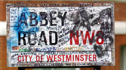 Tablica z nazwą ulicy Abbey Road. Fot. PAP/EPA