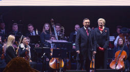 Prezydent Rzeczypospolitej Polskiej Andrzej Duda (C-L) wraz z Małżonką Agatą Kornhauser-Dudą (C-P) podczas koncertu Gramy dla Niepodległej z okazji obchodów Narodowego Święta Niepodległości w Warszawie. Fot. PAP/M. Obara