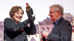Aktorka Ewa Dałkowska otrzymała nagrodę Camerimage z rąk reżysera Andrzeja Barańskiego podczas gali otwarcia 27. edycji Międzynarodowego Festiwalu sztuki Autorów Zdjęć Filmowych EnergaCamerimage 2019 w Toruniu. Fot. PAP/T. Żmijewski