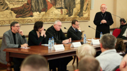 Warszawa, 21.11.2019. Prof. Jan Żaryn, prof. Antoni Dudek, dr Ewa Czaczkowska, bp Piotr Jarecki oraz Metropolita Warszawski kard. Kazimierz Nycz podczas konferencji otwierającej cykl debat "Myśląc z Wyszyńskim".  PAP/M. Marek
