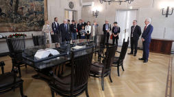 Dzień Otwarty w Ministerstwie Spraw Zagranicznych – szef resortu Jacek Czaputowicz (P) podczas spotkania z pierwszą grupą zwiedzających. Warszawa, 16.11.2019. Fot. PAP/T. Gzell