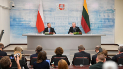 Prezydent RP Andrzej Duda (L) oraz prezydent Republiki Litewskiej Gitanas Nauseda (P) podczas spotkania z przedstawicielami mediów po rozmowach plenarnych. Wilno, 21.11.2019. Fot. PAP/P. Nowak
