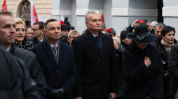 Prezydent Litwy Gitanas Nauseda (C), prezydent RP Andrzej Duda (4L), premier Mateusz Morawiecki (3L) oraz pierwsza dama Agata Kornhauser-Duda (2P) podczas przejścia konduktu żałobnego przez Ostrą Bramę. Wilno, 22.11.2019. Fot. PAP/V. Doveiko
