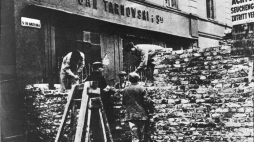 Warszawa, 10.1940 r. Niemcy wydali rozkaz utworzenia getta dla ludności żydowskiej. W połowie listopada cały teren ogrodzony był wysokim murem. Nz. Budowa murów wokół żydowskiej dzielnicy. Fot. PAP/CAF