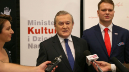 Wicepremier, minister kultury Piotr Gliński (C), dyrektorka NOSPR Ewa Bogusz Moore oraz dyrektor biura Niepodległa Jan Kowalski podczas briefingu w Katowicach przed „Koncertem dla Niepodległej - Słowa, które znaczą”. Fot. PAP/A. Grygiel