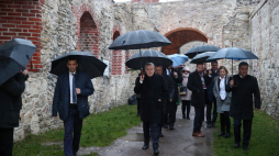 Wicepremier, minister kultury Piotr Gliński (C-L) podczas zwiedzania Zamku Tenczyn w Rudnie. Fot. PAP/Ł. Gągulski