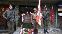 Odsłonięcie tablicy upamiętniającej por. Stanisława Kopika „Zemstę” w Zwardoniu. Fot. Jan Kwaśniewicz, naczelnik Oddziałowego Biura Upamiętniania Walk i Męczeństwa w Katowicach