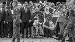 Kurier Armii Krajowej kpt. Krystyna Koczy (centrum-P), prezydent RP Andrzej Duda (centrum-L) podczas uroczystości złożenia przysięgi wojskowej przez żołnierzy 13. Śląskiej Brygady Obrony Terytorialnej. Katowice, 16.08.2019. Fot. PAP/H. Bardo