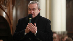Wicepremier, minister kultury Piotr Gliński przemawia podczas mszy świętej w Kościele pw. św. Marcina z Tours w Krzeszowicach. Fot. PAP/Ł. Gągulski