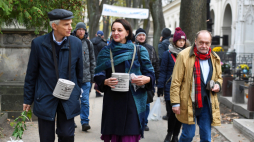 Warszawa, 02.11.2019. Wiceminister kultury Magdalena Gawin oraz przewodniczący Społecznego Komitetu Opieki nad Starymi Powązkami im. Jerzego Waldorffa Marcin Święcicki oraz jego zastępca Jerzy Kisielewski podczas kwesty na Starych Powązkach. Fot. PAP/P. Nowak