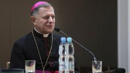 Arcybiskup Mieczysław Mokrzycki podczas wykładu pt. „Rozmowa ze świadkiem świętości” i spotkania ze studentami Katolickiego Uniwersytetu Lubelskiego. Lublin, 14.11.2019. Fot. PAP/J. Szydłowski