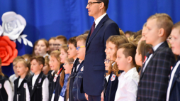 Radzymin, 08.11.2019. Premier Mateusz Morawiecki podczas wizyty w Szkole Podstawowej nr 1 im. ppłka pil. Mariana Pisarka w Radzyminie.  PAP/P. Nowak