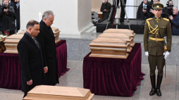 Prezydent Litwy Gitanas Nausėda (2L), prezydent RP Andrzej Duda (L) przed mszą w Katedrze Wileńskiej podczas uroczystości pogrzebowych uczestników Powstania Styczniowego. Wilno, 22.11.2019. Fot. PAP/P. Nowak