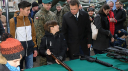 Minister obrony narodowej Mariusz Błaszczak (C) podczas wojskowego pikniku „Służymy Niepodległej”. Warszawa, 10.11.2019. Fot. PAP/R. Pietruszka