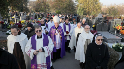 Metropolita warszawski kardynał Kazimierz Nycz (C) i proboszcz parafii św. Katarzyny Aleksandryjskiej ks. kan. Wojciech Gnidziński (C-L) podczas procesji na tzw. starym cmentarzu po mszy świętej w kościele św. Katarzyny w Warszawie. 01.11.2019. Fot. PAP/P. Supernak
