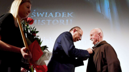 Wiceprezes IPN Mateusz Szpytma (C) oraz Kapelan żołnierzy Armii Krajowej i Sybiraków o. Jerzy Pająk podczas ceremonii wręczenia nagród „Świadek Historii” w Wojewódzkim Domu Kultury w Kielcach. Fot. PAP/P. Polak