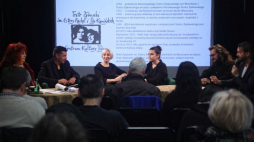 Warszawa, 12.11.2019. Od lewej: aktorka, reżyser i piosenkarka żydowskiego pochodzenia Gołda Tencer, poeta Remigiusz Grzela, reżyserka i scenarzystka Magdalena Piekorz, reżyserka Agata Biziuk, reżyser Łukasz Chotkowski oraz aktor, reżyser i producent Dawid Szurmiej podczas konferencji prasowej poświęconej edycji nowojorskiej festiwalu Warszawa Singera oraz inauguracji obchodów 70-lecia Teatru Żydowskiego. Fot. PAP/W. Olkuśnik