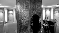 Ks. Jacek Pietruszka w mieszkaniu Karola Wojtyły; przygotowania do otwarcia nowej ekspozycji w Muzeum Dom Rodzinny Jana Pawła II w Wadowicach. 2014 r. Fot. PAP/J. Bednarczyk