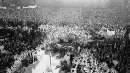 Pogrzeb księdza Jerzego Popiełuszki w kościele św. Stanisława Kostki na Żoliborzu. Warszawa, 03.11.1984. Fot. PAP/PAI/W. Kryński