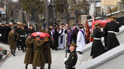 Wnoszenie trumien do kaplicy na Cmentarzu na Rossie podczas uroczystości pogrzebowych uczestników Powstania Styczniowego. Wilno, 22.11.2019. Fot. PAP/P. Nowak