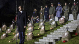 Premier Mateusz Morawiecki podczas uroczystych obchodów 189. rocznicy wybuchu powstania listopadowego na Cmentarzu Powstańców Listopadowych w Kopnej Górze. Fot. PAP/M. Onufryjuk