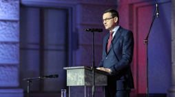 Premier Mateusz Morawiecki podczas uroczystości upamiętniających 30. rocznicę aksamitnej rewolucji w Muzeum Narodowym w Pradze. Fot. PAP/L. Szymański