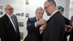 Wicepremier, minister kultury i dziedzictwa narodowego Piotr Gliński (C), rektor Politechniki Warszawskiej Jan Szmidt (L) oraz odznaczany Krzyżem Zasługi Aleksander Rostocki (P) podczas wernisażu wystawy „Korporantów wojenne drogi” w gmachu głównym Politechniki Warszawskiej. Fot. PAP/T. Gzell