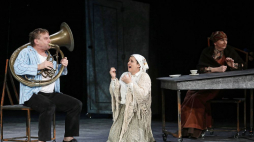 Aktorzy Teatru Dramatycznego im. Aleksandra Węgierki: Marek Cichucki (L), Katarzyna Siergiej (C) i Arleta Godziszewska (P) podczas próby medialnej sztuki „Samobójca” w reżyserii Katarzyny Deszcz. Fot. PAP/A. Reszko