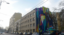 Mural poświęcony odkryciu na budowie stacji metra „Płocka” szczątków prehistorycznego słonia leśnego. Fot. PAP/M. Obara