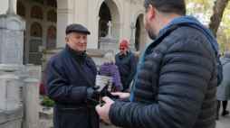 Kazimierz Kaczor (L) podczas kwesty na Starych Powązkach w Warszawie. Fot. PAP/M. Obara