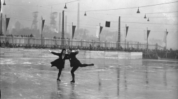 Zofia Bilor i kpt. Tadeusz Kowalski w tańcu podczas otwarcia sztucznego toru łyżwiarskiego w Katowicach. 12.1930. Fot. NAC