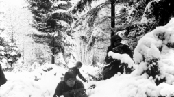 Ardeny, 1944 r. Amerykańscy żołnierze na pozycjach. Źródło: Wikipedia Commons