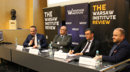 19 12 2019. Warszawa. Muzeum Powstania Warszawskiego. Debata „II wojna światowa: Zakłamane narracje historii”; od lewej: dr Rafał Zgorzelski (moderator dyskusji), dr Krzysztof Rak, ambasador prof. Andrzej Przyłębski, dr Łukasz Jasina. Źródło: Warsaw Institute