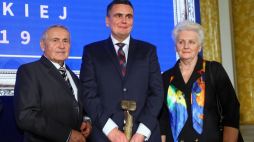 Warszawa, 04.12.2019. Prof. Marcin Drąg (C) z Wydziału Chemicznego Politechniki Wrocławskiej odebrał Nagrodę Fundacji na rzecz Nauki Polskiej 2019, w obszarze nauk chemicznych i o materiałach, podczas gali na Zamku Królewskim w Warszawie, 4 bm. Nagrody Fundacji na rzecz Nauki Polskiej są przyznawane od 28 lat za wybitne osiągnięcia i odkrycia naukowe. Fot. PAP/R. Guz
