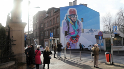Katowice, 18.12.2019. Mural upamiętniający alpinistę Jerzego Kukuczkę. Odsłonięcie muralu odbyło 18 bm. na ul. Markiefki w Katowicach. Autorem muralu jest Wojciech Walczyk. Jerzy Kukuczka urodził się w Katowicach. Fot. PAP/H. Bardo