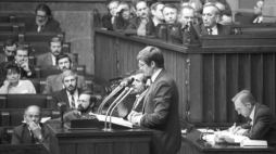 Warszawa, 06.10.1989. Minister finansów w rządzie Tadeusza Mazowieckiego Leszek Balcerowicz przedstawia na sesji Sejmu projekt pakietu reform gospodarczo-ustrojowych, nazwany potem planem Balcerowicza. Fot. PAP/J. Bogacz