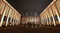 Warszawa, Muzeum Narodowe w Warszawie nocą. Fot. PAP/R. Guz