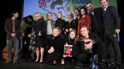 Aktorzy: Mateusz Kościukiewicz (L), Bartosz Bielenia (P-dół), Eliza Rycembel (C-dół), Maria Dębska (3P), Sonia Bohosiewicz (L-dół), Piotr Żurawski (4P), Zbigniew Zamachowski (4L), Katarzyna Figura (3L), Małgorzata Buczkowska (5L), Piotr Głowacki (P) oraz Maja Komorowska (5P), 3 bm. podczas gali Nagrody im. Zbyszka Cybulskiego. Fot. PAP/T. Gzell