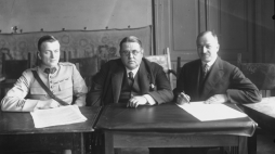 1927 r. Przedstawiciele Zarządu Polskiego Związku Piłki Nożnej (PZPN). Od lewej widoczni: wiceprezes major Esman, prezes dr Edward Cetnarowski oraz sekretarz generalny Wacław Wojakowski. Źródło: NAC
