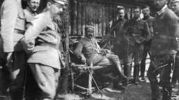 Wołyń, 1916 r. Oficerowie I Brygady Legionów Polskich: brygadier Józef Piłsudski (siedzi w środku) w towarzystwie oficerów I Brygady Legionów Polskich. Widoczni m.in.: płk Edward Rydz-Śmigły (z prawej na pierwszym planie), por. Bolesław Wieniawa-Długoszowski (za E. Rydzem-Śmigłym), mjr Michał Żymierski (stoi 2. z lewej na drugim planie, z rękami w kieszeniach). Źródło: NAC