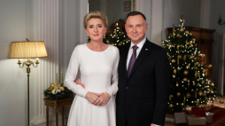Warszawa. 24 12 2019. Prezydent Andrzej Duda i pierwsza dama Agata Korhhauser-Duda składają życzenia świąteczne na Boże Narodzenie. Źródło: KPRP