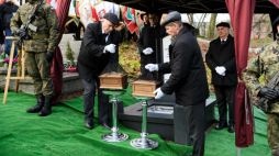 Poznań, 18.12.2019. Uroczysty pochówek prochów Powstańca Wielkopolskiego i współtwórcy harcerstwa płk. Wincentego Wierzejewskiego oraz jego małżonki Winifred Mary Wierzejewskiej z d. Powell, 18 bm., na Cmentarzu Zasłużonych Wielkopolan na Wzgórzu św. Wojciecha w Poznaniu. Msza święta odbyła się w Bazylice Św. Józefa w Poznaniu. Fot. PAP/J. Kaczmarczyk