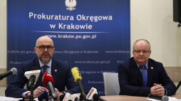 Prokurator okręgowy w Krakowie Rafał Babiński (L) oraz rzecznik prasowy prok. Janusz Hnatko podczas briefingu nt. aktu oskarżenia w sprawie zabójstwa Jaroszewiczów i innych głośnych zabójstw z lat 90. ub. wieku. Fot. PAP/Ł. Gągulski