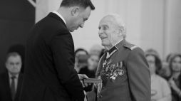 Prezydent Andrzej Duda (L) wręcza Medal Stulecia Odzyskanej Niepodległości gen. Tadeuszowi Bieńkowiczowi ps. Rączy. Warszawa, 12.12.2018. Fot. PAP/P. Supernak